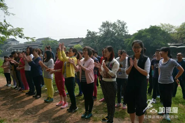 百(bai)倫貿易2015年(nian)​員(yuan)工(gong)素質(zhi)拓展(zhan)活動(dòng)